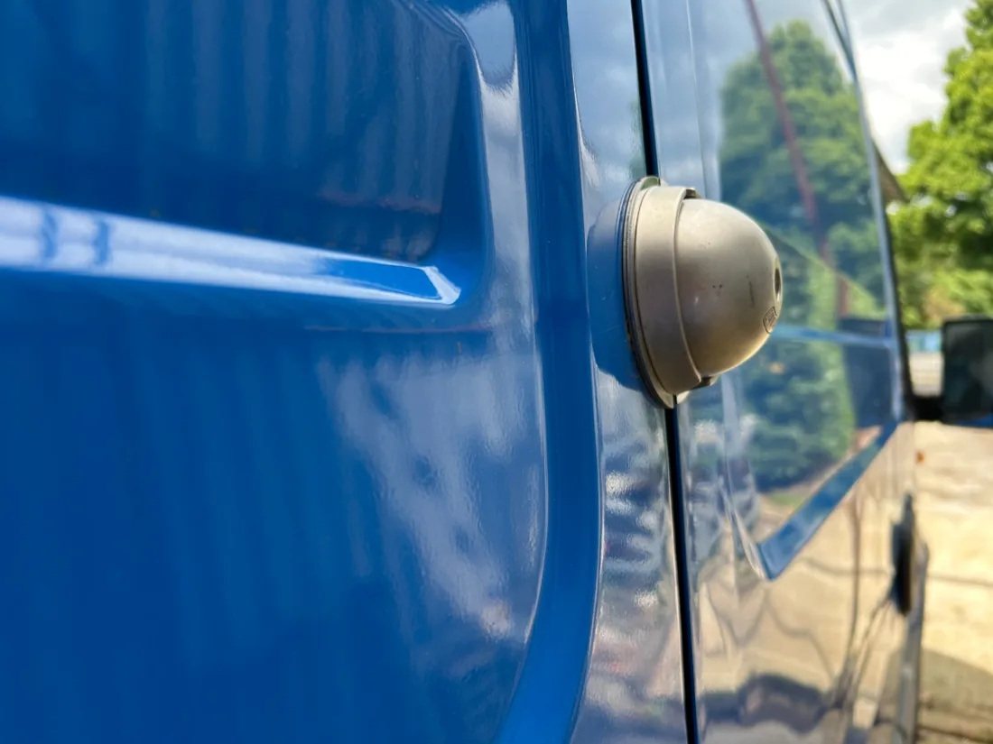 Furgone blu di RS Meccanica per assistenza esterna